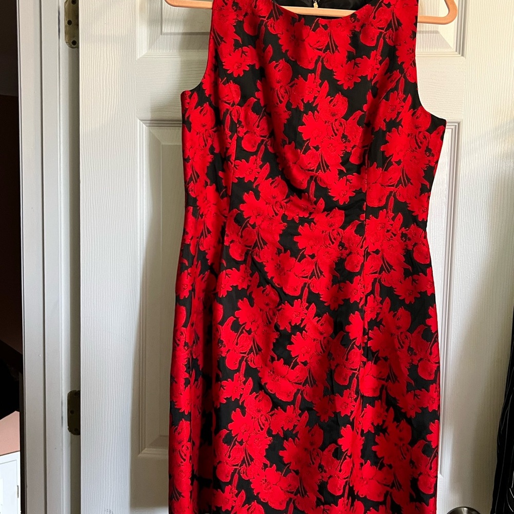 Tommy Hilfiger Elegant Red and Black Floral Dress
Size 10
Excellent Condition